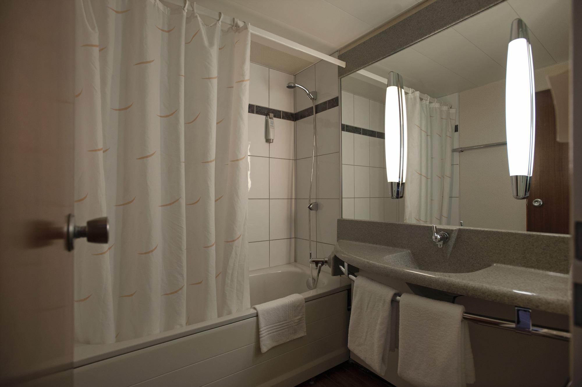 Ibis 3 Lacs Neuchatel Thielle Buitenkant foto