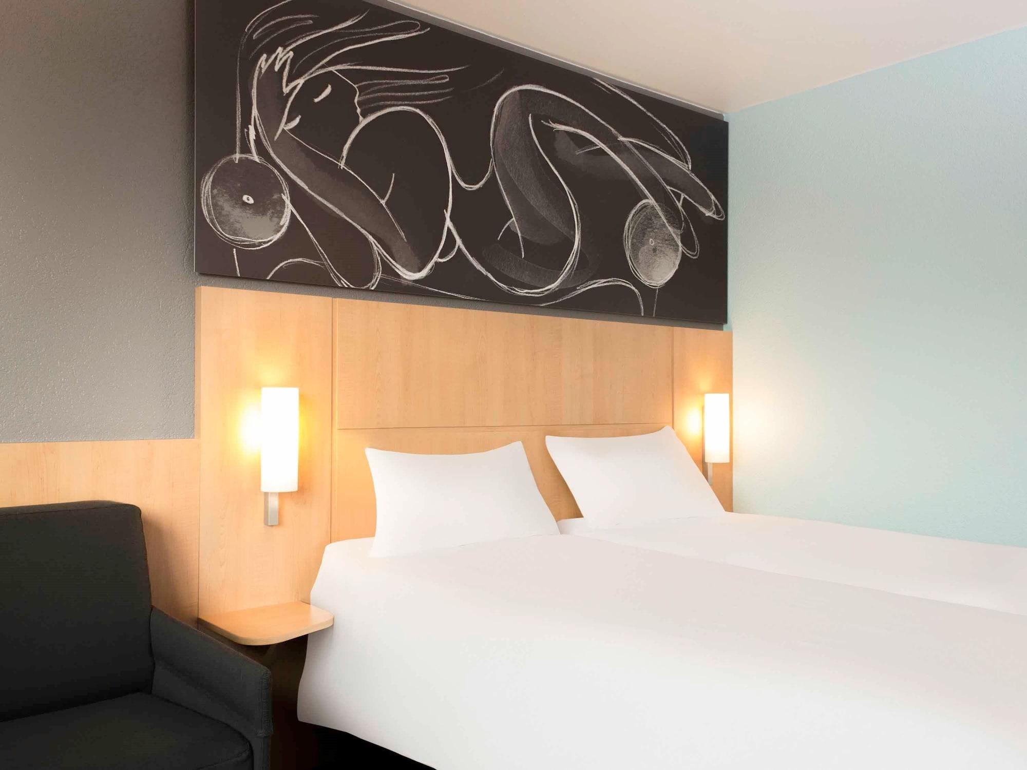 Ibis 3 Lacs Neuchatel Thielle Buitenkant foto
