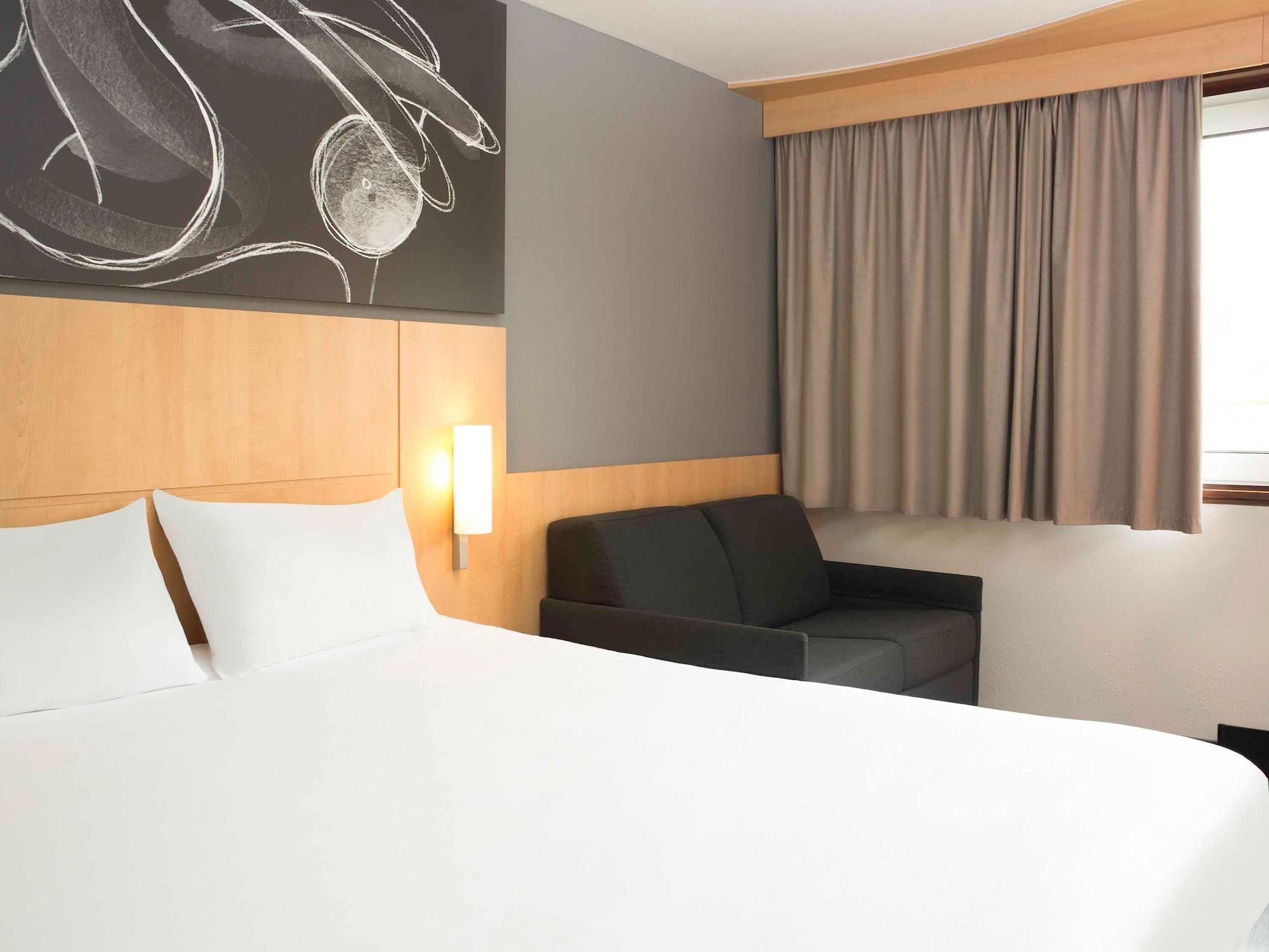 Ibis 3 Lacs Neuchatel Thielle Buitenkant foto