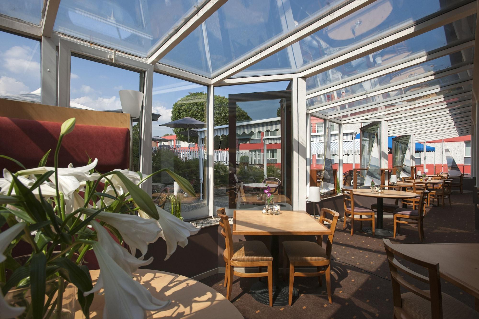 Ibis 3 Lacs Neuchatel Thielle Buitenkant foto