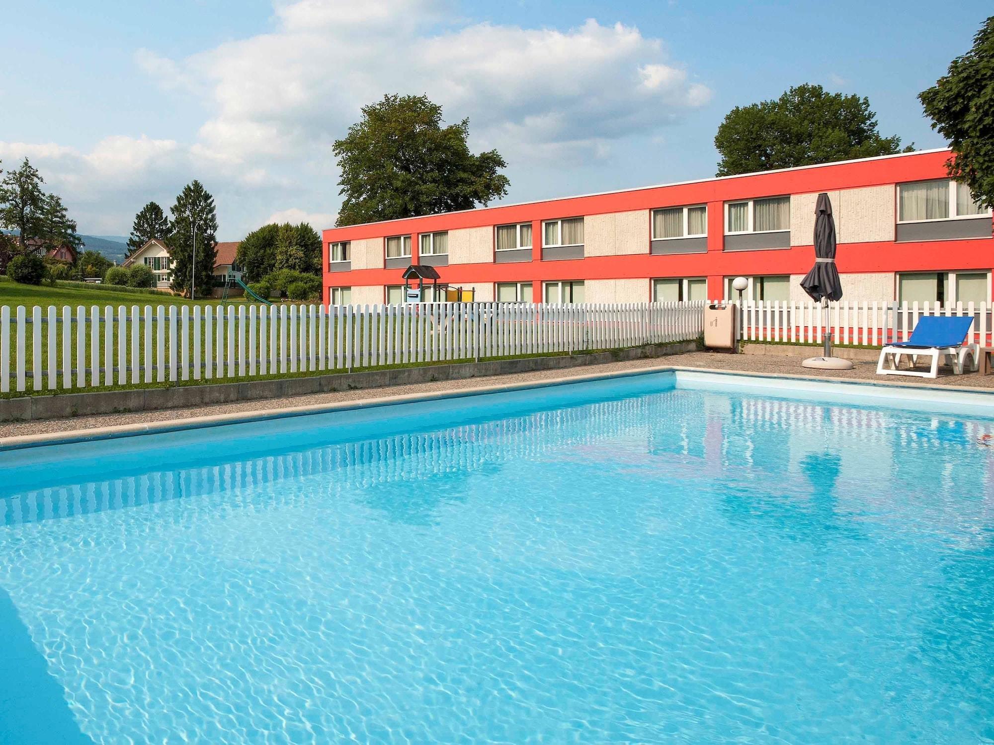 Ibis 3 Lacs Neuchatel Thielle Buitenkant foto