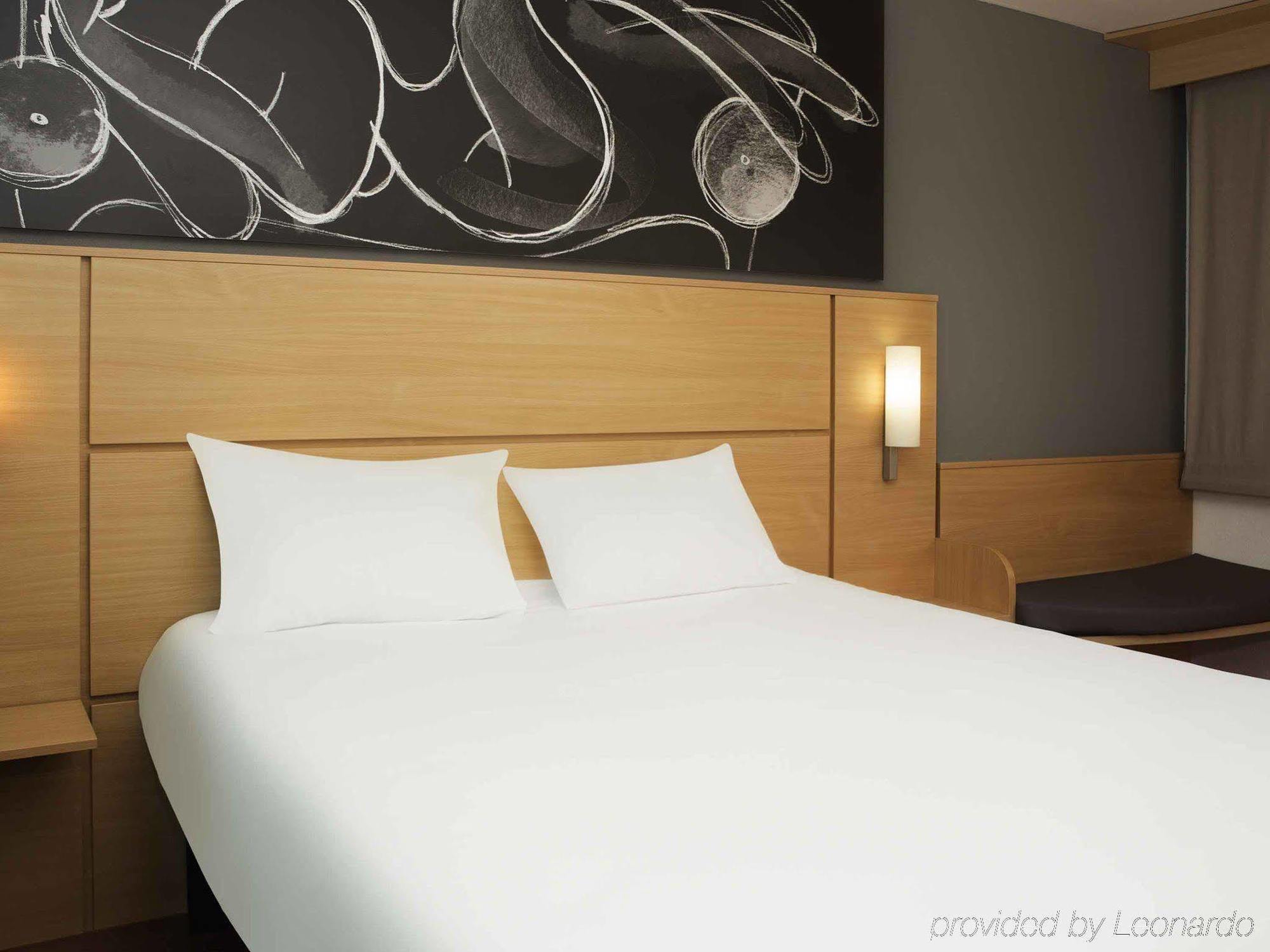 Ibis 3 Lacs Neuchatel Thielle Buitenkant foto
