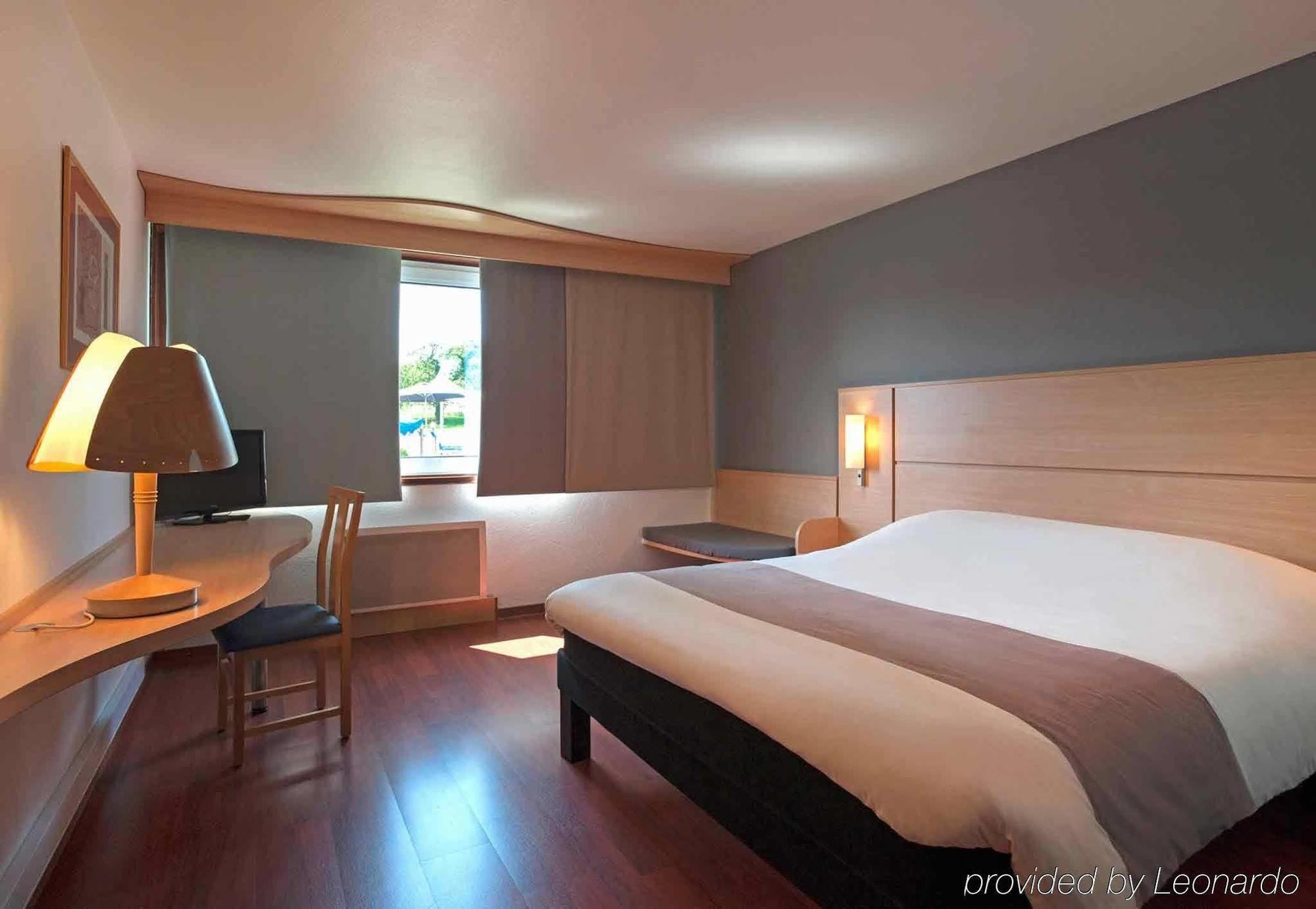 Ibis 3 Lacs Neuchatel Thielle Buitenkant foto