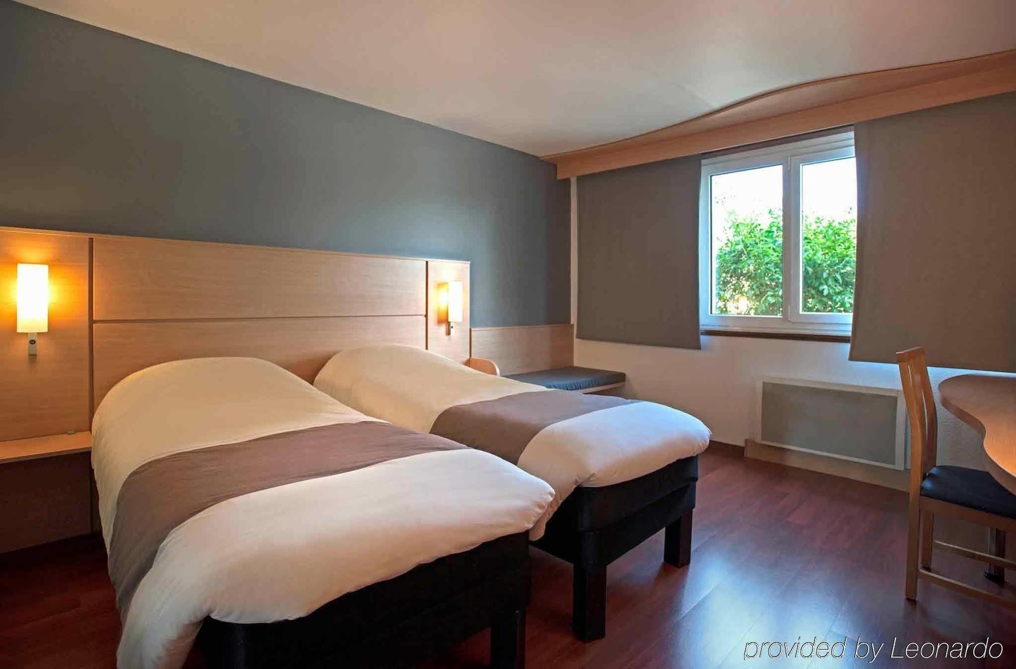 Ibis 3 Lacs Neuchatel Thielle Buitenkant foto